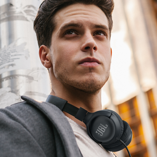 אוזניות קשת JBL Tune 500 שחורות | מיקרופון מובנה וצליל נקי
