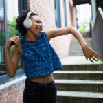 אוזניות אלחוטיות JBL Tune 770NC בצבע לבן | סינון רעשים, סאונד JBL Bass וסוללה ל-70 שעות