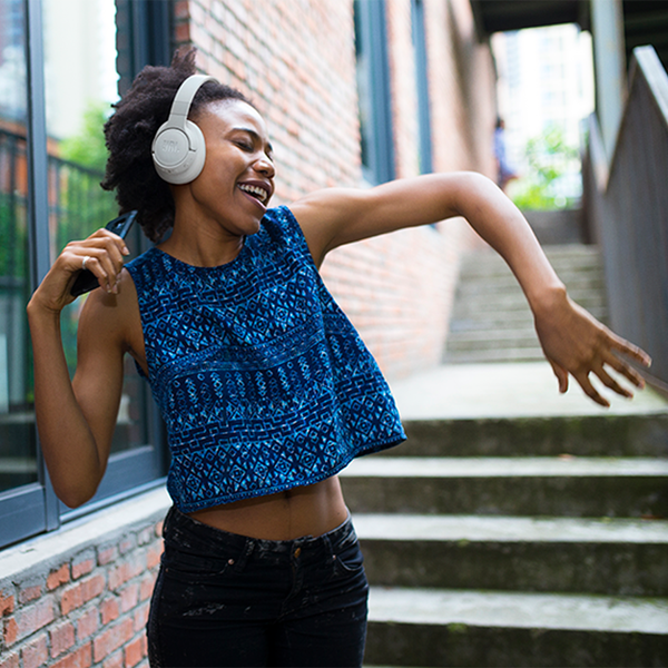 אוזניות אלחוטיות JBL Tune 770NC בצבע לבן | סינון רעשים, סאונד JBL Bass וסוללה ל-70 שעות