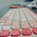 סט מקלדת ועכבר אלחוטיים Logitech POP ICON Combo שחור | עיצוב מיוחד, שקט ומותאם אישית