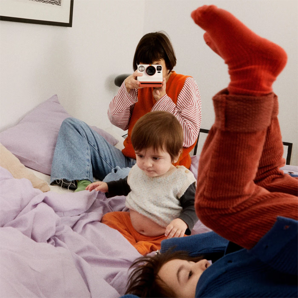מצלמת פולארויד Polaroid Now Instant Camera Gen 3 בצבע שחור | לפיתוח מיידי ותוצאה אייקונית תוך 15 דקות