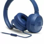 אוזניות JBL Tune 500 עם מיקרופון מובנה וצליל נקי כחול
