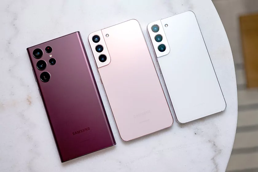 מימין לשמאל: S22, S22+, S22 Ultra
